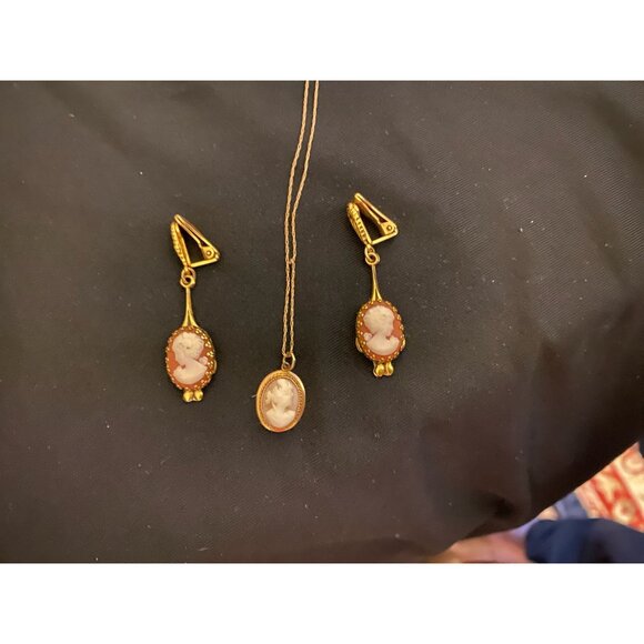 Vintage CAMEO Jewelry BUNDLE (4) | Gold Tone Pendants & Clip Earrings Set | Shel - Picture 14 of 15